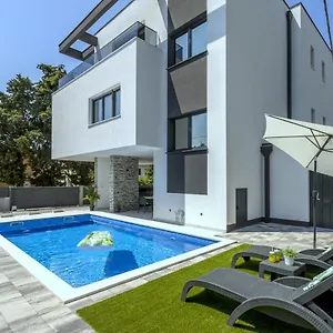 https://exclusive-villa-ema.splithotels.org
